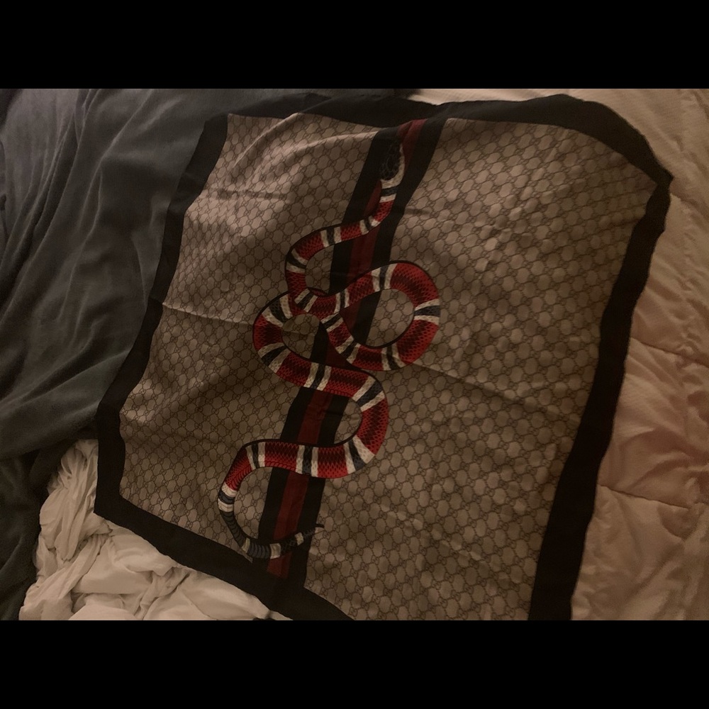 GUCCI SNAKE SCARF